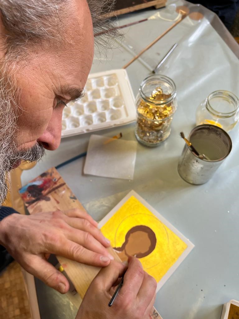 Yordan Pashev beim Malen einer Ikone.