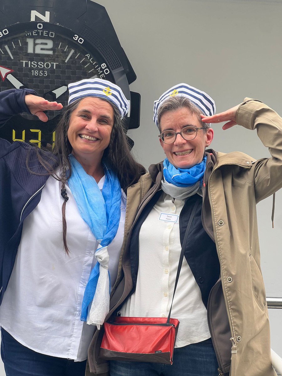 Zwei Matrosinnen haben für die besondere Schiffahrt angeheuert: Ingrid Dettling und Tanja Haas vom Team der Behindertenseelsorge.
