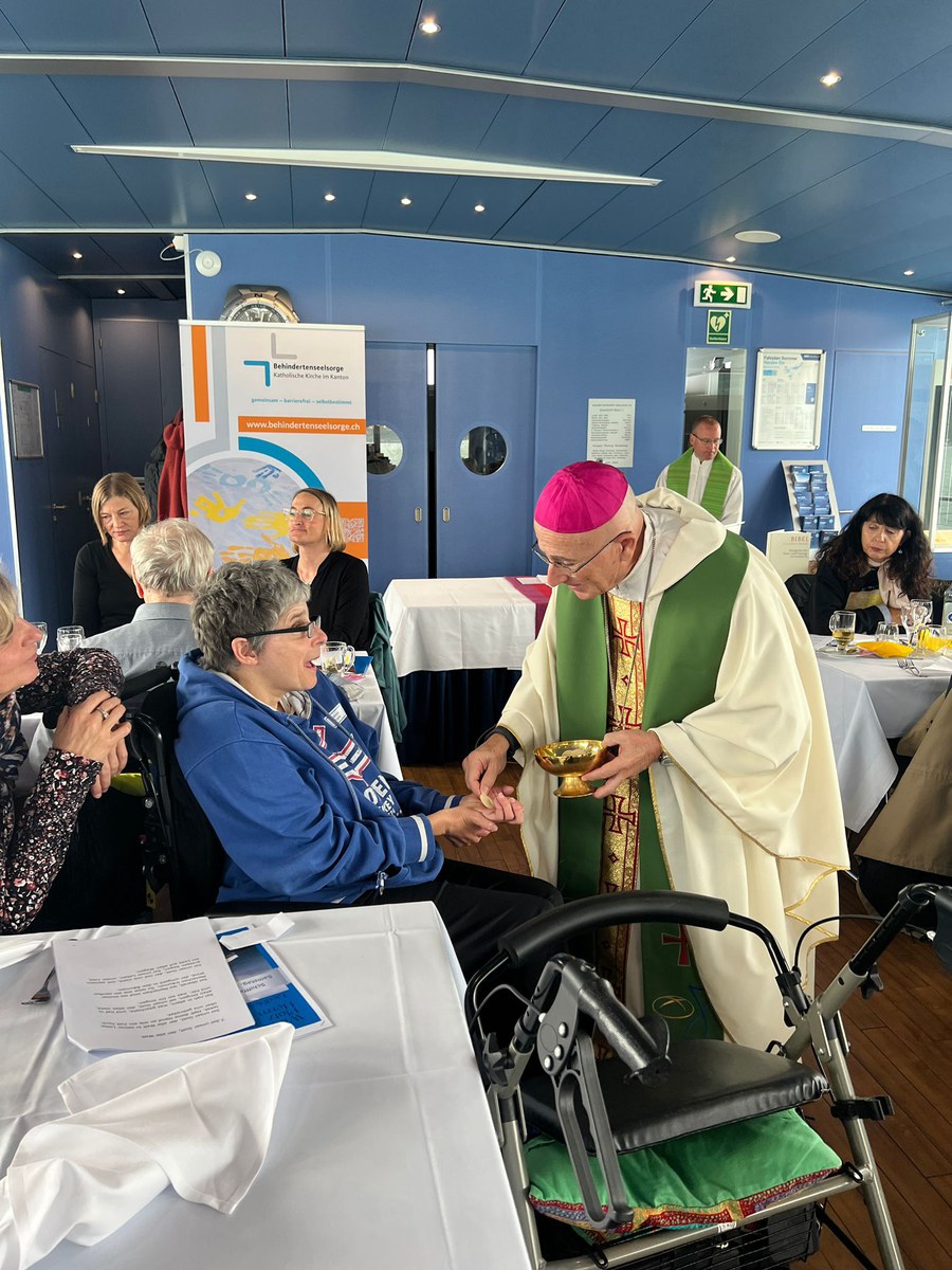 Bischof Bonnemain verteilt persönlich die Kommunion.