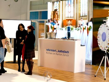 Cheers auf die Kirchenhochzeit