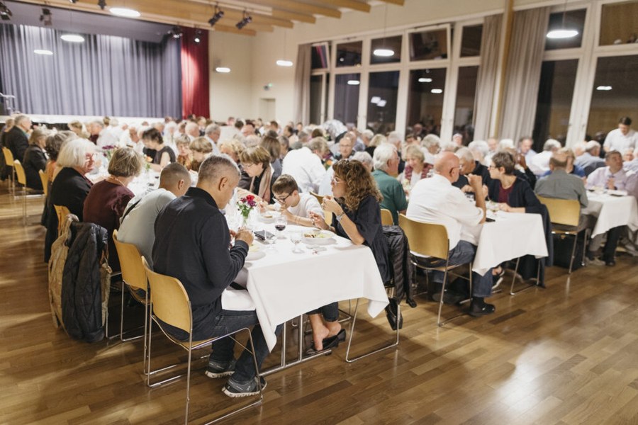 Bei einem Festschmaus mit Geschichten aus dem Quartier endete das Jubiläum in Guthirt. Bild: Gina Held