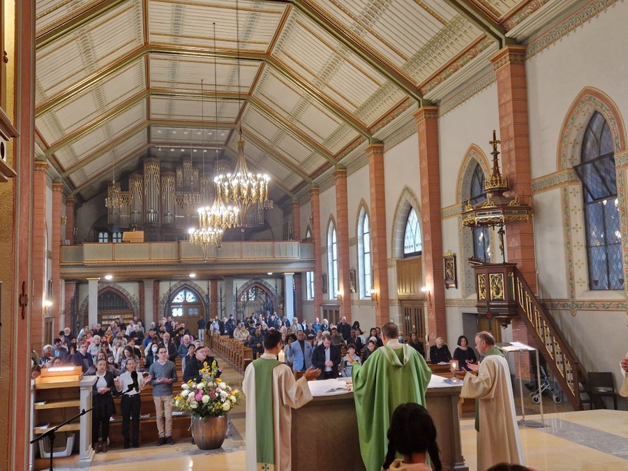 Gottesdienst in der Kirche St. Peter und Paul Zürich. Fotos: Pfarrei Peter und Paul