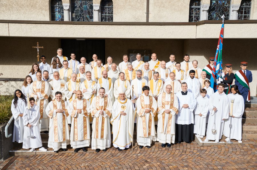 Bild mit Seltenheitswert: Viele Priester und Diakone feierten den Weighegottesdienst mit FOTO: Christoph Engeli