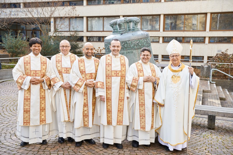 Die fünf Neugeweihten ständigen Diakone mit Weihbischof Marian Eleganti. FOTO_Christoph Engeli