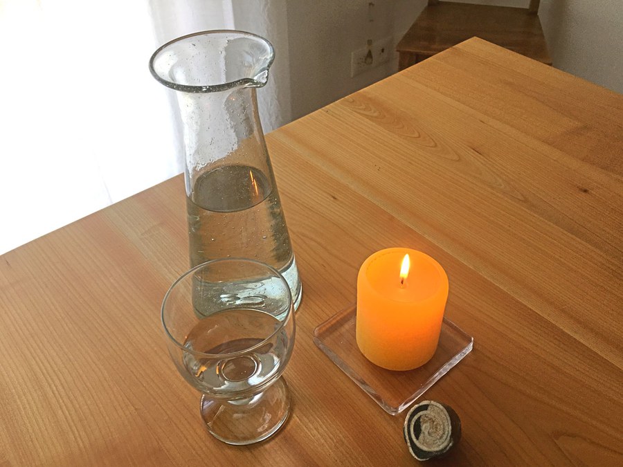 Wasserkrug und Kerze zur Besinnung. Foto: Monika Schmid