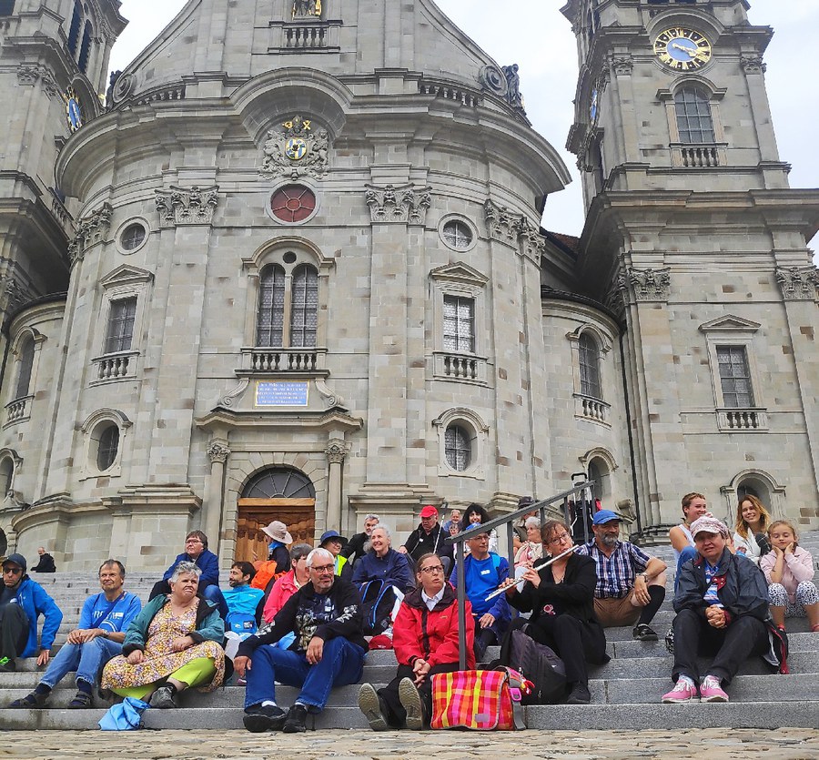 Gruppenbild vor der Klosterkirche in Einsiedeln. Foto: zVg