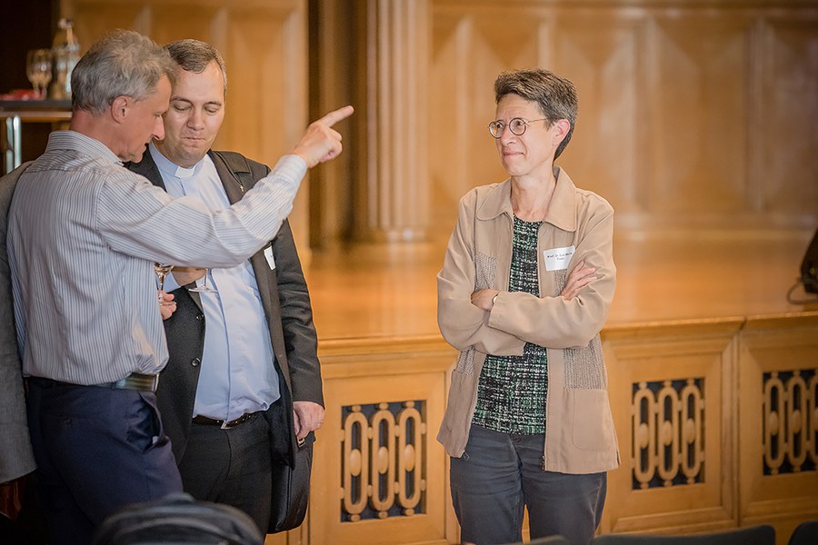 Eva-Maria Faber (rechts) mit Kirchenrat Bernhard Egg und Generalvikar Luis Varandas