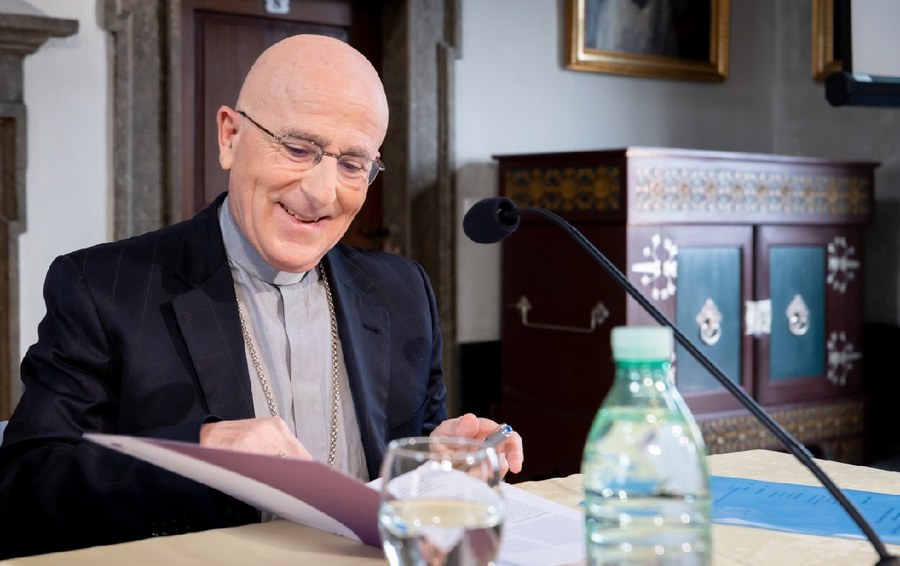 Bischof Joseph Maria unterschreibt im April 2022 den neuen Verhaltenskodex für die Zusammenarbeit im Bistum.