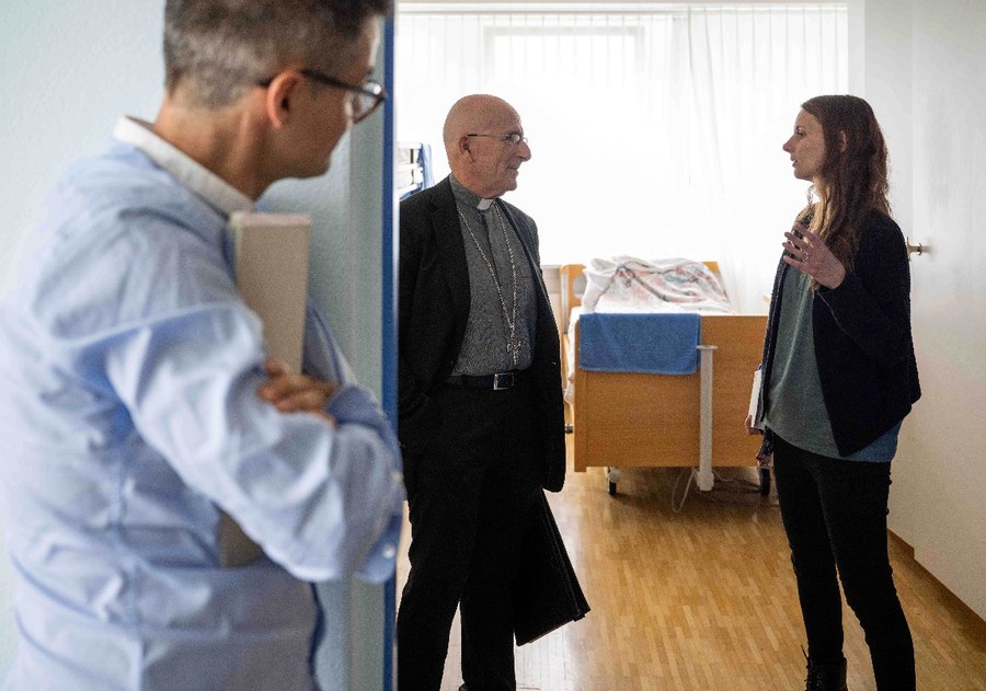 Die Amtszeit von Bischof Joseph Maria ist auch geprägt durch den Ukrainekrieg. Hier besucht er eine Einrichtung für Geflüchtete.