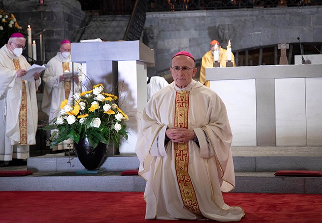 Bischof Joseph Maria bei seiner Weihe im März 2021 im Churer Dom.