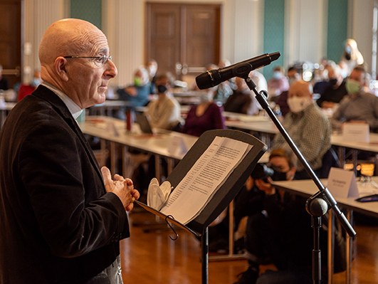 Bischof Joseph Maria spricht zu den Mitgliedern der Synode.