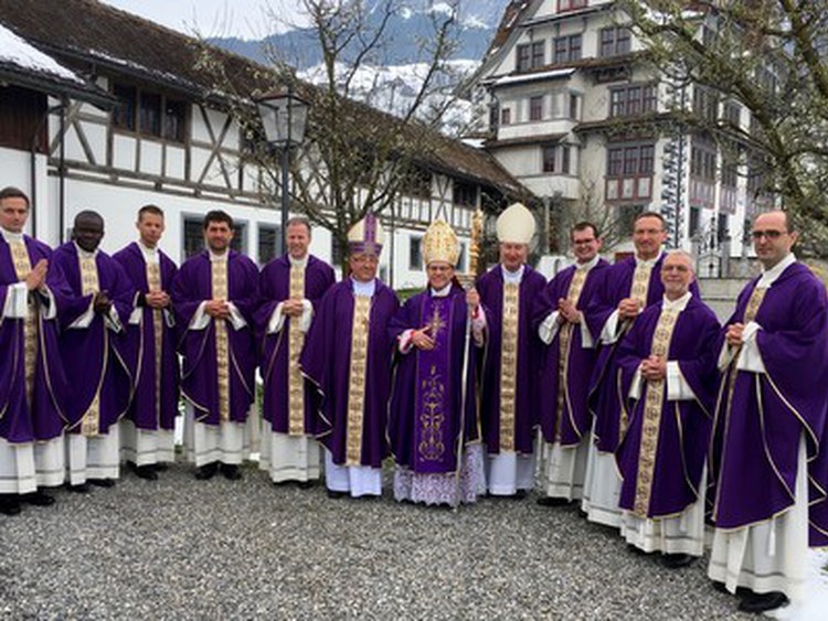 Bischof weihte in Schwyz neun Diakone zu Priestern