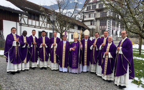 Bischof weihte in Schwyz neun Diakone zu Priestern Bischof weihte in Schwyz neun Diakone zu Priestern