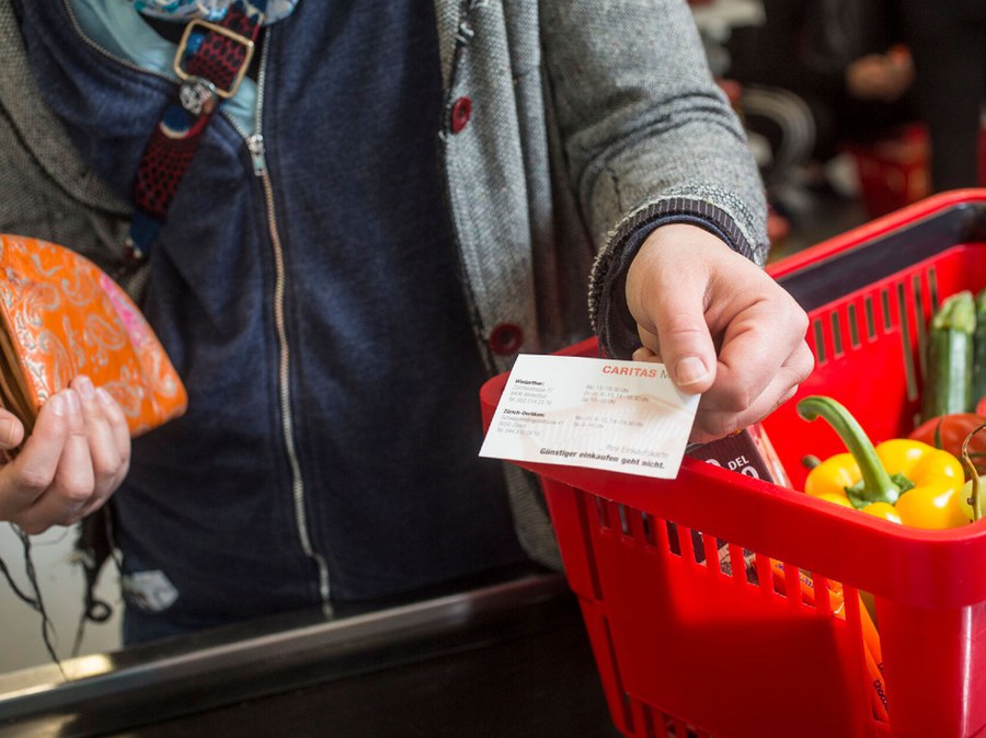 Im Caritas-Markt können Armutsbetroffene gesund und günstig einkaufen. Zudem werden hier Personen beschäftigt, die den Übertritt in den ersten Arbeitsmarkt schaffen möchten. Bild: Caritas Zürich