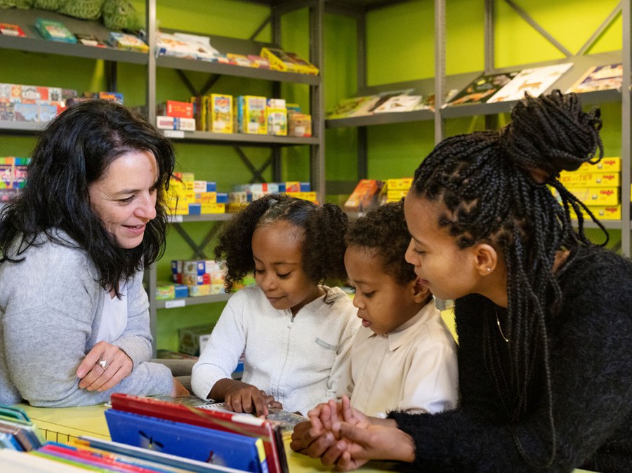 Bei Copilot unterstützen freiwillige Begleitpersonen die Eltern beim Schuleintritt ihrer Kinder. Bild: Caritas Zürich