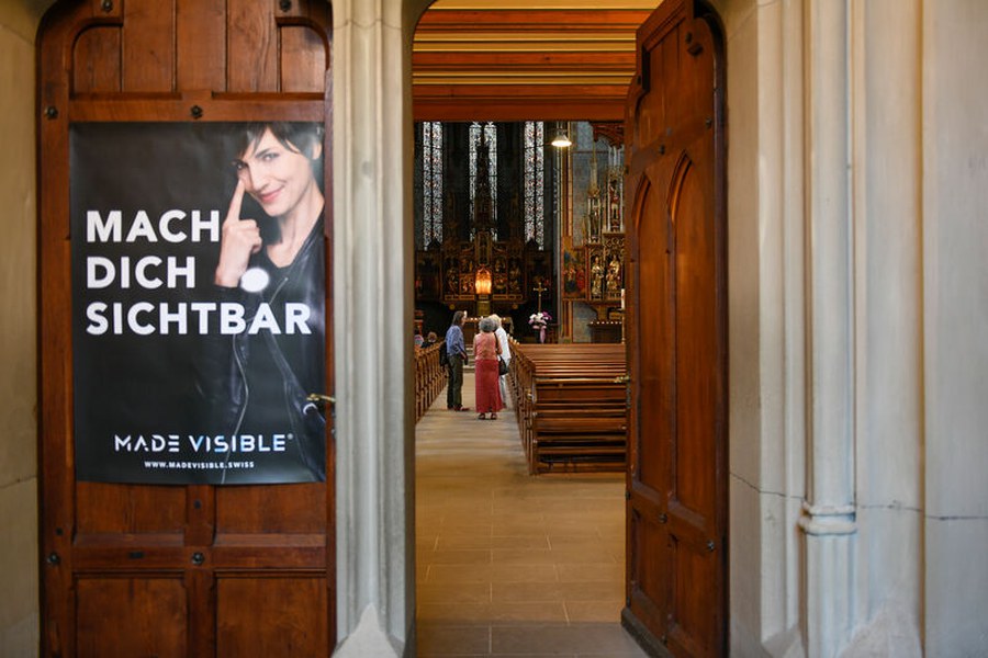 Nach der Frauenfeier in der Kirche (1).jpg