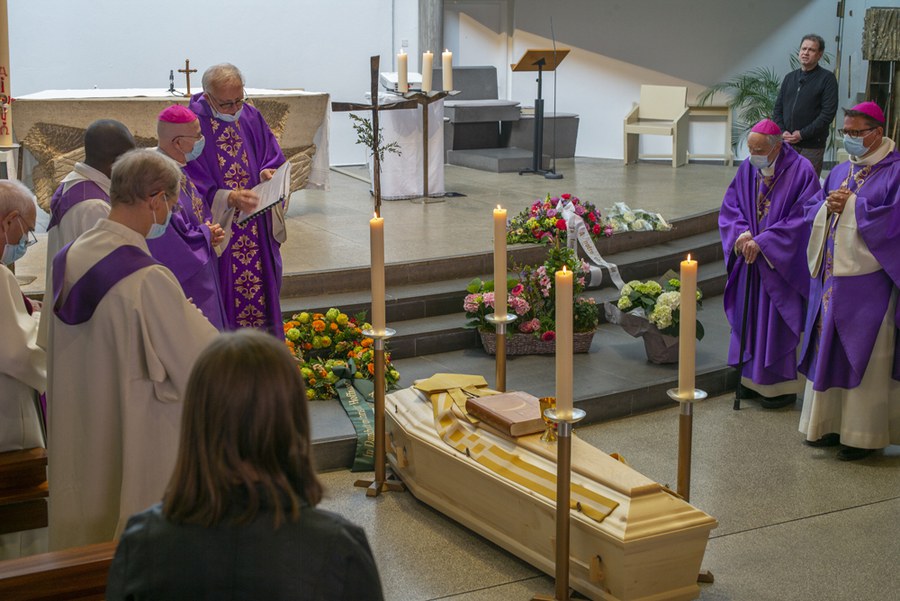 Stilles Gebet für den Verstorbenen: (von links) alt Generalvikar Josef Annen, Bischof Joseph Maria Bonnemain, Leo Müller, ehemaliger Provinzial der Marianisten; rechte Seite: emeriterter Weihbischof Peter Henrici SJ, Bischof Felix Gmür, Präsident der Bischofskonferenz