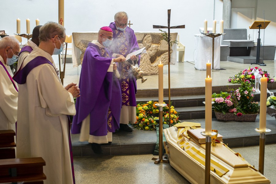 Bischof Joseph Maria Bonnemain segnet den schlichten Sarg des Verstorbenen. Links im Bild der ehemalige Zürcher Generalvikar Josef Annen