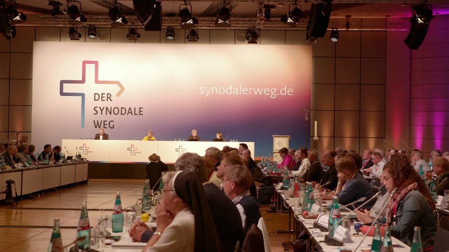 Filmausschnitt eines Treffens zum Synodalen Weg. Bild: Dietmar Ratsch, INDI Film