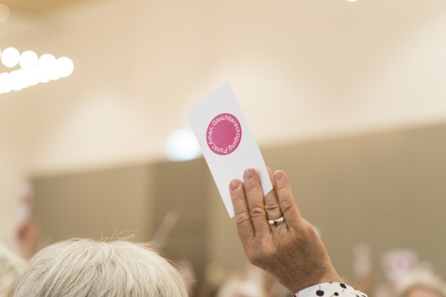 Abstimmung mit dem pinken "Gleichberechtigung. Punkt. Amen"