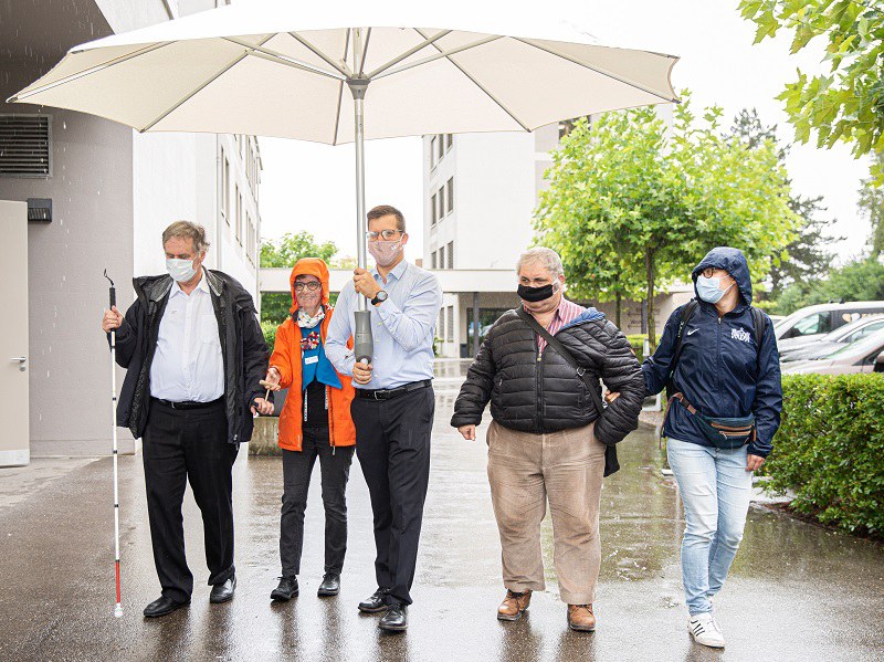 Herzlicher Empfang mit dem grossen Regenschirm
