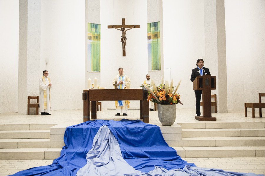 Igor Lukenda (rechts) begrüsst die Gäste in der festlich geschmückten Kirche. Foto: Linda Pollari