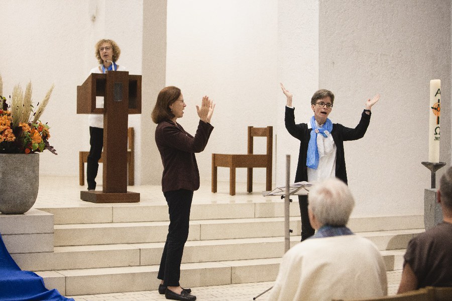 Regula Eiberle und Tanja Haas im Einsatz als Gebärdendolmetscherinnen. Foto: Linda Pollari