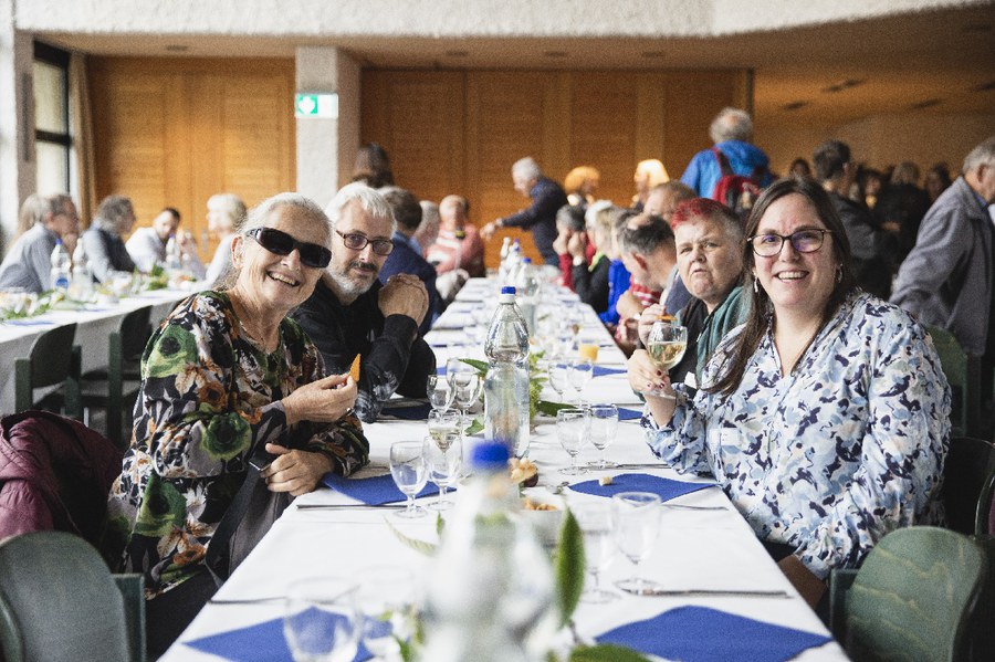 Frohe Tischgemeinschaft beim Mittagessen im Saal. Foto: Linda Pollari
