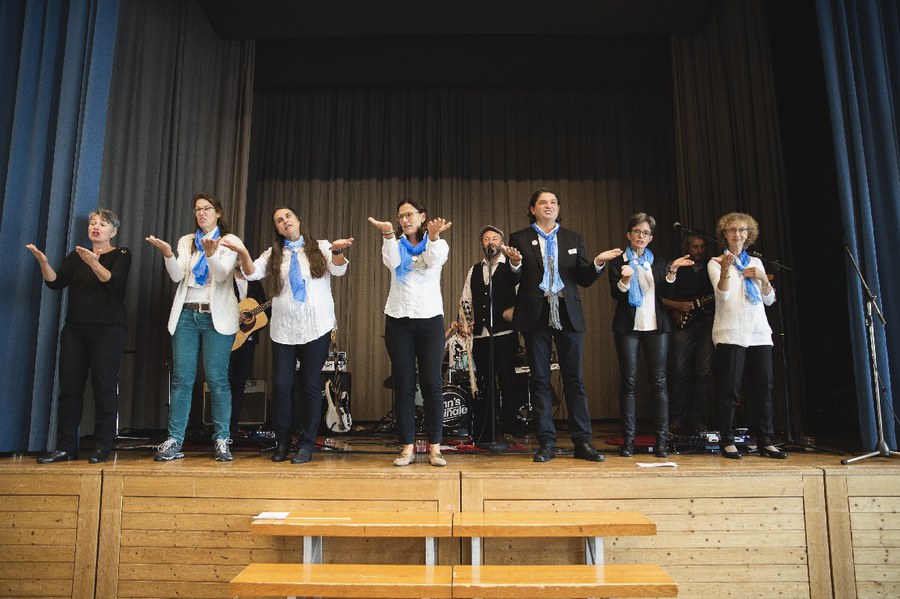 Der Jubiläumssong «Fahne in Wind» in Gebärdensprache. Foto: Linda Pollari