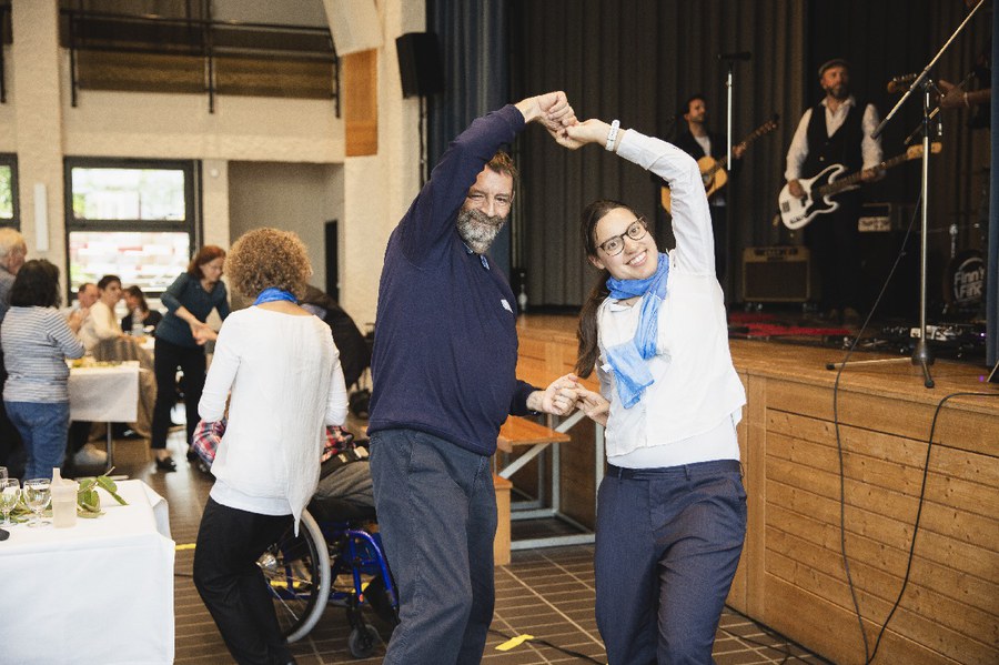 Silja Horber tanzt mit einem Gast. Foto: Linda Pollari