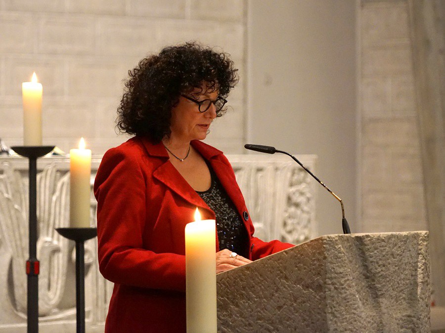 Gertrud Schuster trägt Gedanken zum Motto vor