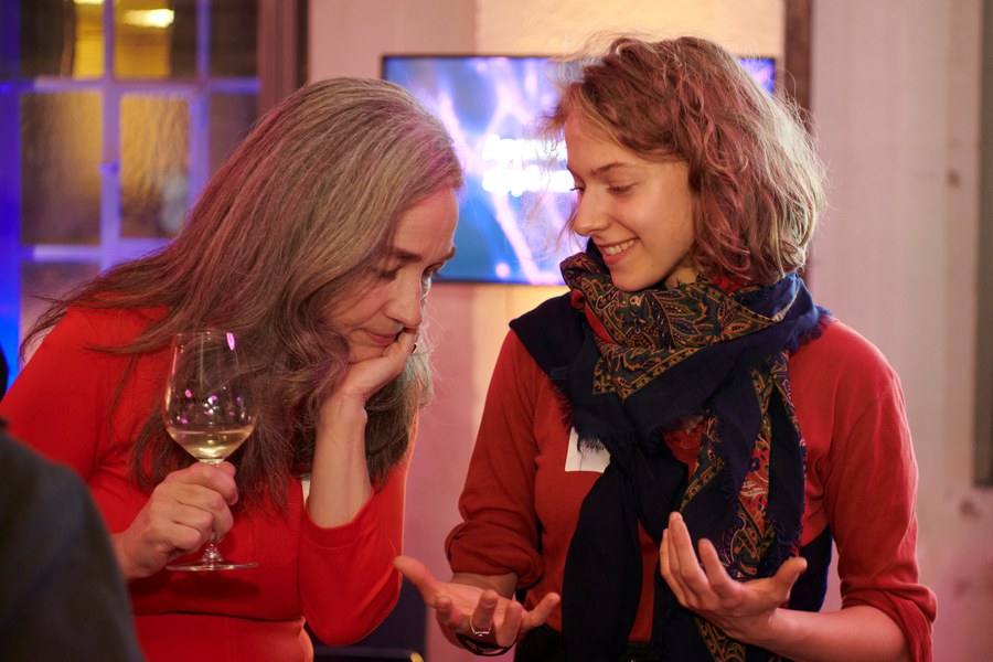 Schauspielerin Anja Gada (Sami, Joe und ich) mit Kirchenrätin Esther Straub (links)