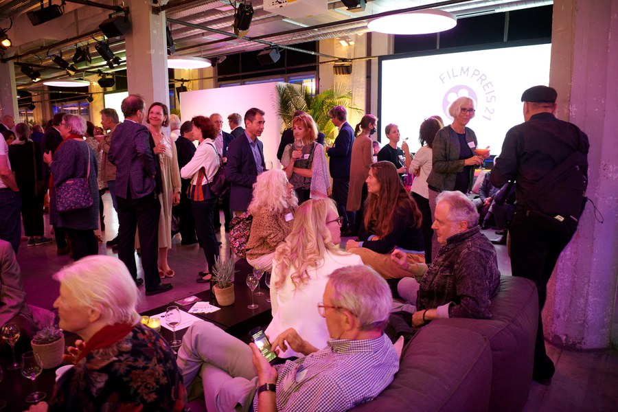 Gemütlicher Austausch beim Apéro: Synodalratspräsidentin Franziska Driessen-Reding im Sofa mit Regisseur Stefan Haupt (Zwingli)