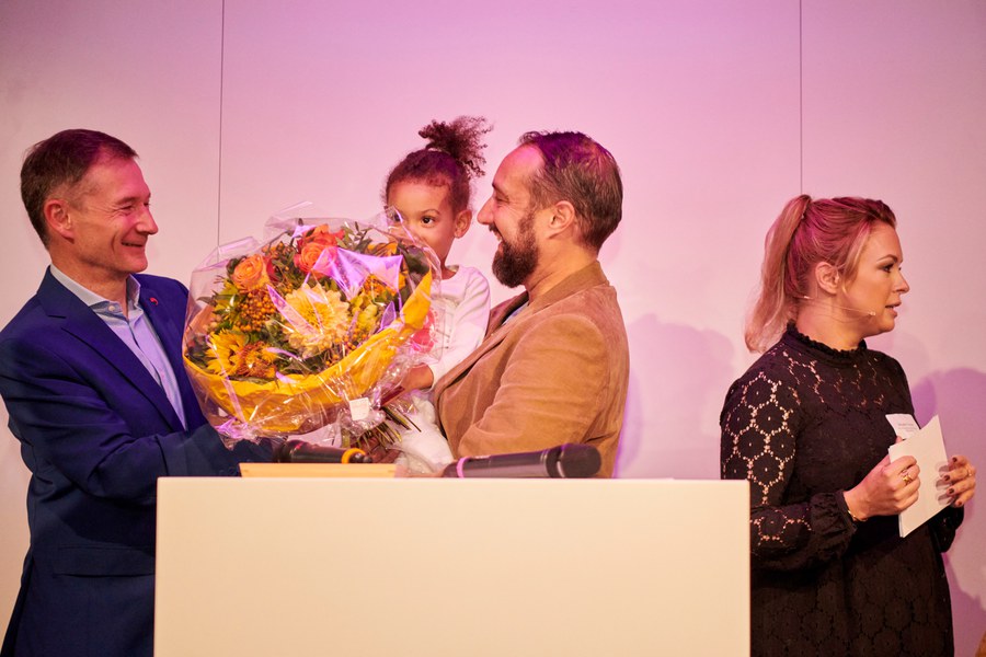 Gratulation zum Filmpreis: Andrea Marco Bianca übergibt Regisseuer Fred Bailiff mit Tochter Blumenstrauss,  Moderatorin Sibylle Forrer (rechts)