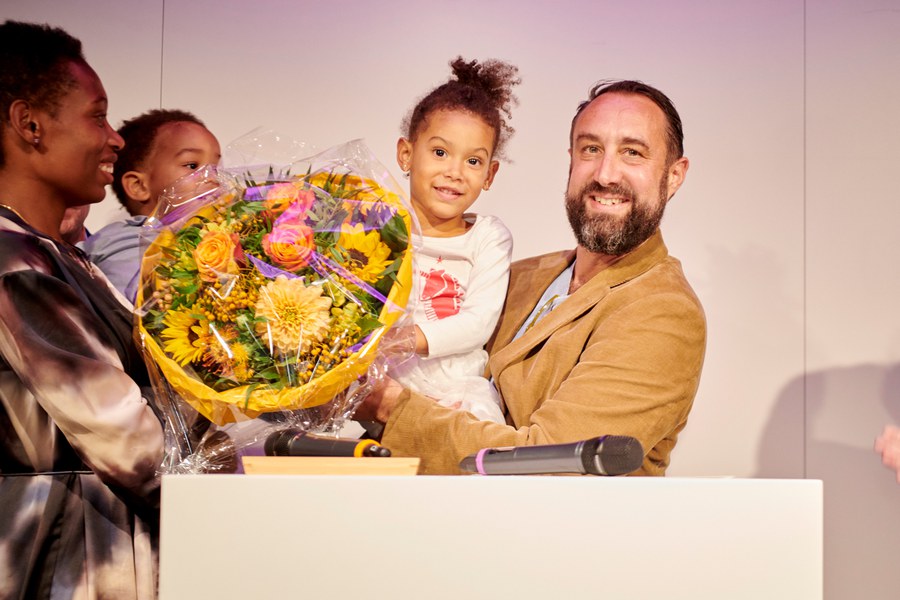 Regisseur Fred Bailiff freut sich zusammen mit seiner Familie über den Filmpreis der Kirchen