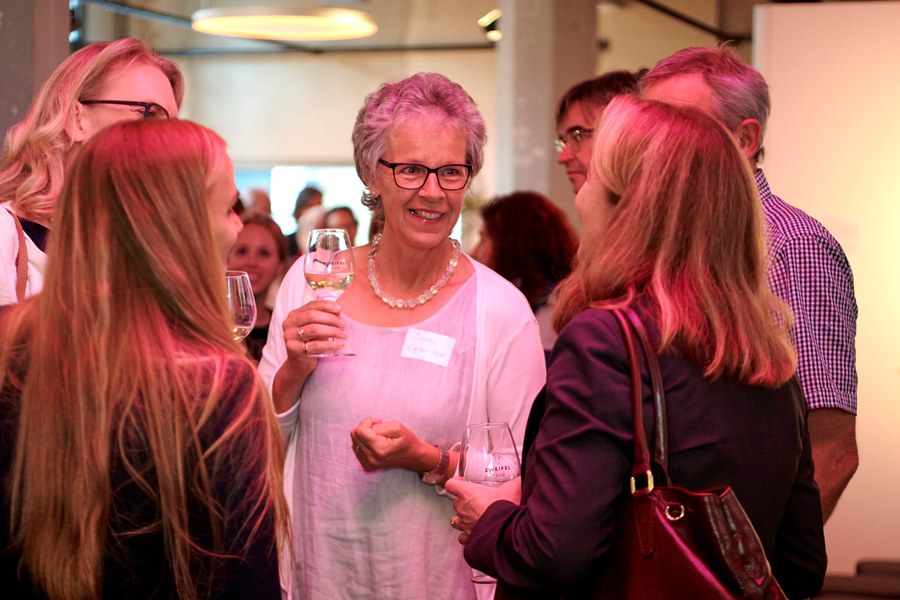 Simone Curau (Mitte) im Gespräch mit der ehemaligen Zürcher Nationalrätin Barbara Federer (von hinten rechts)