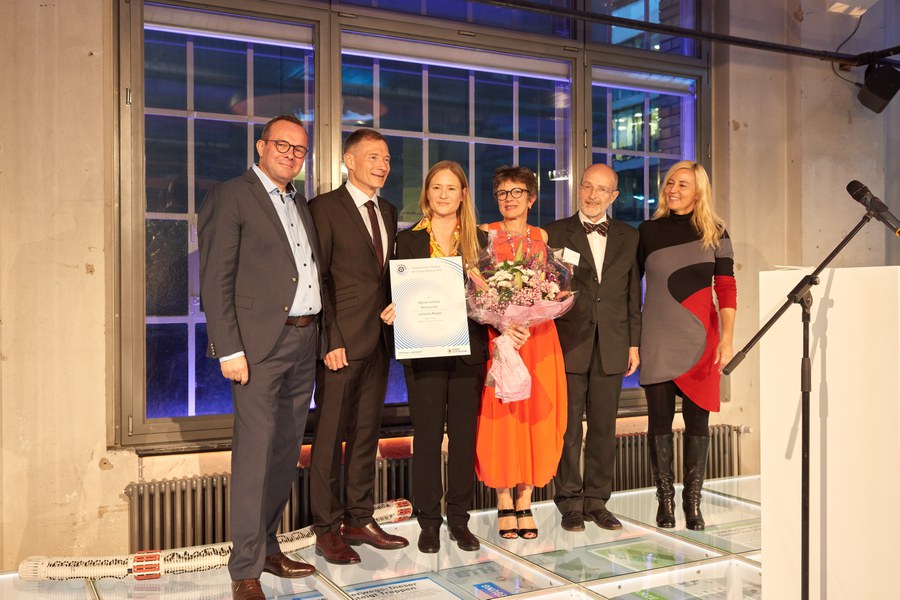 Die Jury mit Schauspielerin Julia Jentsch (mit Urkunde)