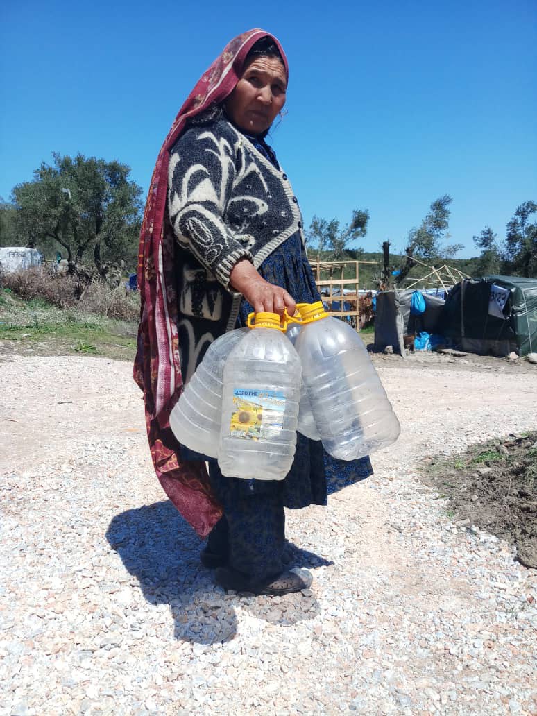 Eine Frau holt Wasser für Ihre Familie