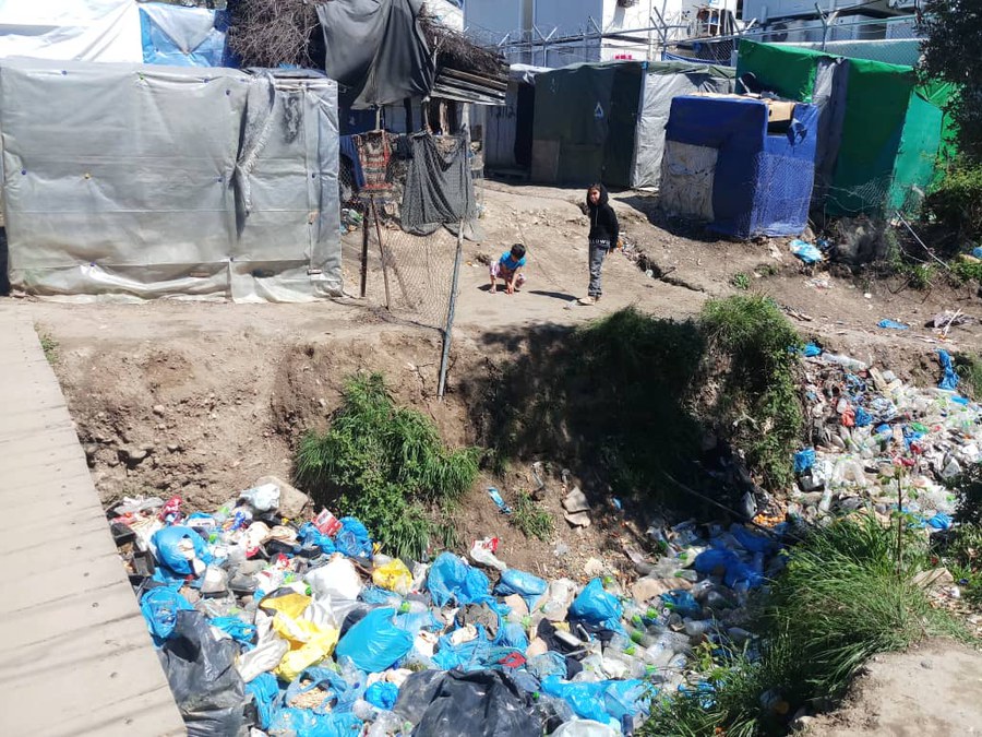 Müllentsorgung ist im Lager Moria ein Problem.