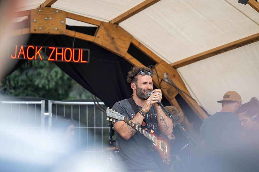 Der Singersongwriter Jack Zhaoul sorgte für Stimmung im Garten Eden.