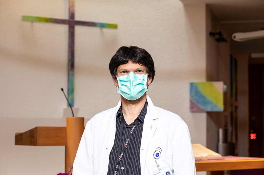 Seelsorger Bernd Siemes in der Kapelle des Unispitals