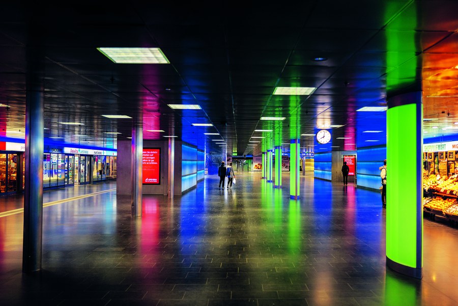 Gähnende Leere im ShopVille unter dem Zürcher Hauptbahnhof: Wo sich in normalen Zeiten Tausende Menschen drängen, verirrt sich im Lockdown ein einzelnes Paar