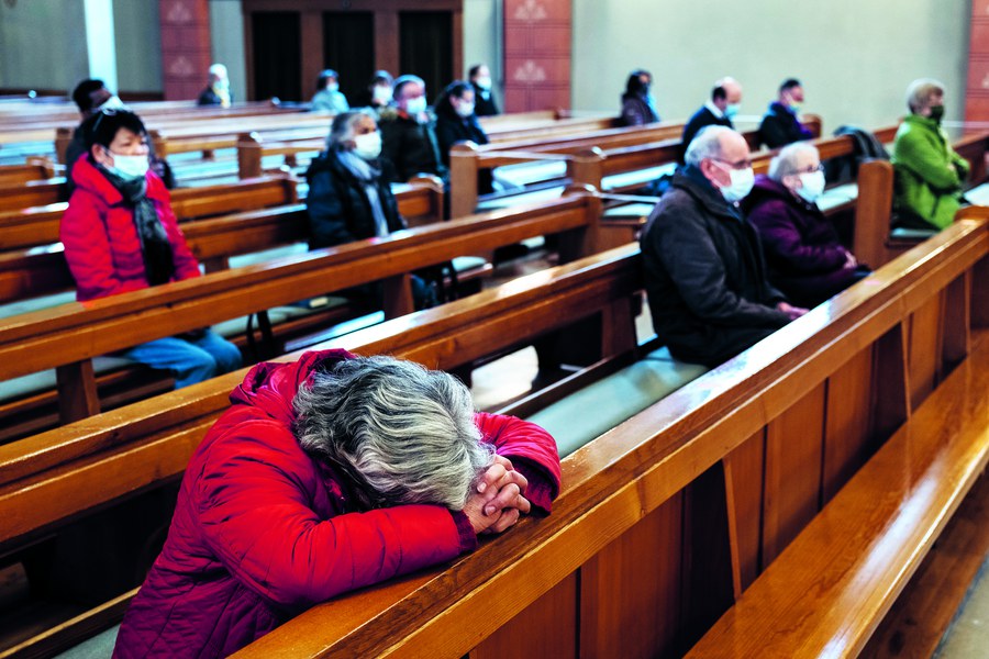 Die Menschen sind erschöpft, suchen Trost und Hoffnung: Gläubige auf Distanz im Gottesdienst in der Kirche St. Peter und Paul.