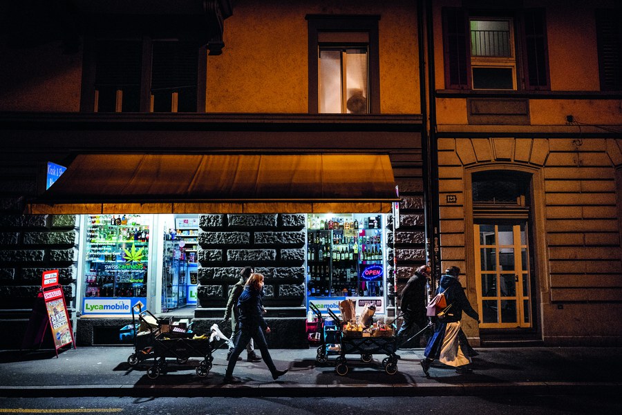 Seit der Pandemie nicht mehr wegzudenken aus dem Zürcher Langstrassenviertel: Schwester Ariane (vorne rechts) zieht mit Freiwilligen des Vereins Incontro durch die Strassen und versorgt Randständige mit dem Nötigsten