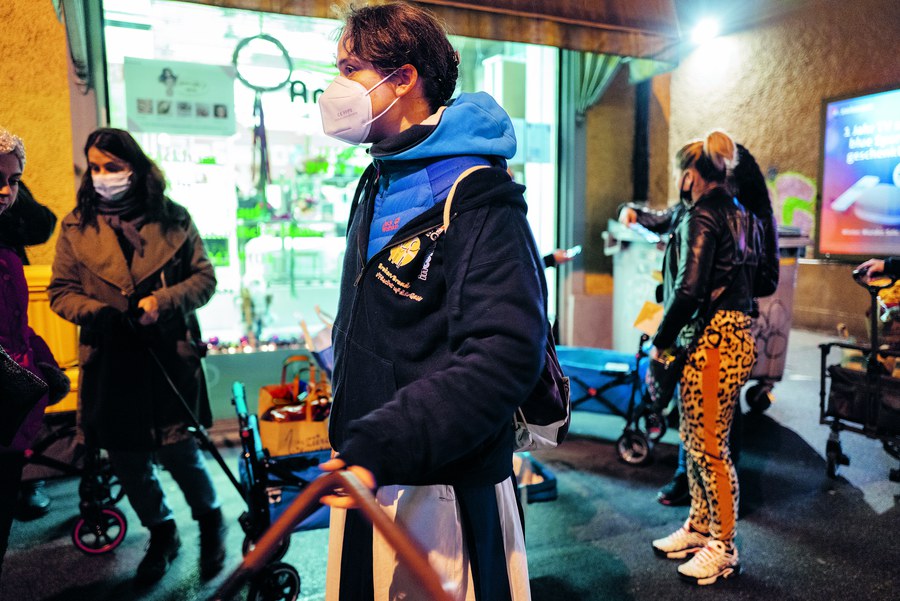 Die Pandemie drängt viele Menschen in eine schwierige Situation: Schwester Ariane inmitten von Freiwilligen, die einer Gruppe von Sexarbeiterinnen warmes Essen und Gutscheine abgeben