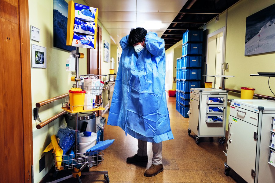 Neben Ärzten und Pflegenden betreuen auch Seelsorgende die Schwerkranken auf der Intensivstation: Spitalseelsorger Bernd Siemes macht sich bereit für den Besuch eines Corona-Patienten
