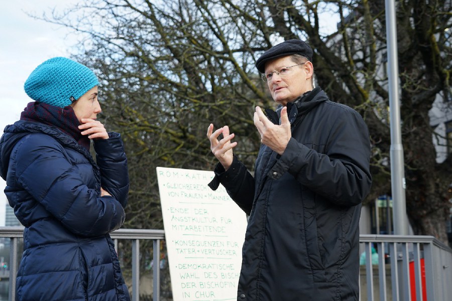 Veronika Jehle im Gespräch mit Josef Annen auf der Brücke am Central. Annen stellte sich den Diskussionen um die katholische Kirche. Foto: zvg