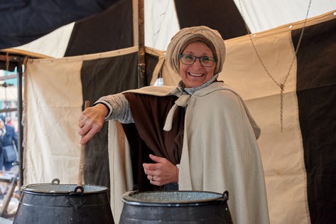 Mittelalterlicher Mushafen und Glühwein nach dem Gottesdienst.