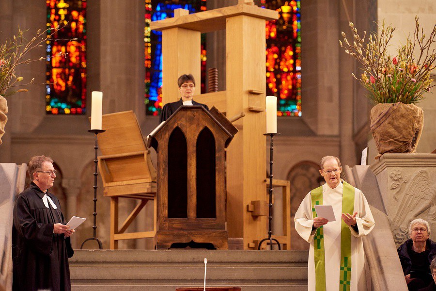 Kirchenratspräsident Michel Müller, Generalvikar Josef Annen und die Bibel im Dialog.Foto: zhref
