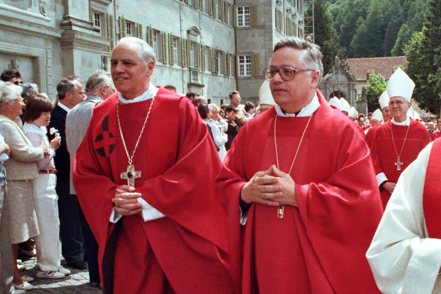 Vom Papst als "Feuerlöscher" zur Lösung der Bistumskrise unter Bischof Wolfgang Haas zu Weihbischöfen ernannt: Paul Vollmar (rechts) und Peter Henrici vor der Bischofsweihe in Einsiedeln. (Foto Franz Kälin)